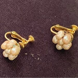 Vintage 80’s Les Bernard marked 5 cultured pearl floral design clip on earrings